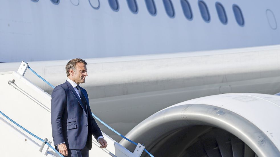 Emmanuel Macron ist momentan auf Besuch im französischen Überseegebiet Neukaledonien. Foto: dpa/AFP Pool via AP/Ludovic Marin