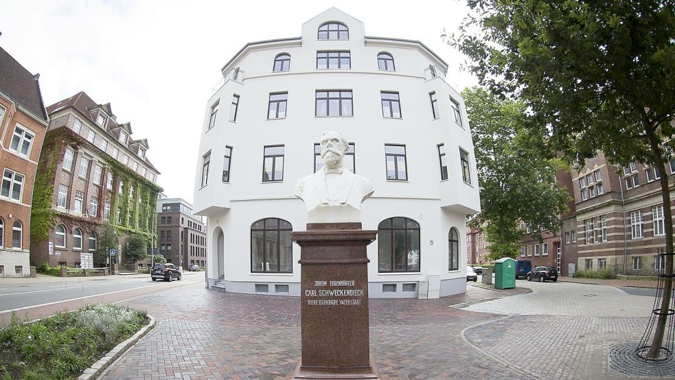 Die Kopfimmobilie am Schweckendieckplatz wurde aufwendig saniert. 2022 zog das Café Baum unten ein. Doch es blieb nicht einmal drei Monate. Jetzt kommt die Hafenbar. Foto: J. Doden/Archiv