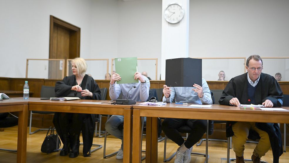 Beim Prozessauftakt hatten die Angeklagten ihre Gesichter verdeckt. Mit im Bild die Verteidiger Tanja Brettschneider und Folkert Adler. Foto: DPA