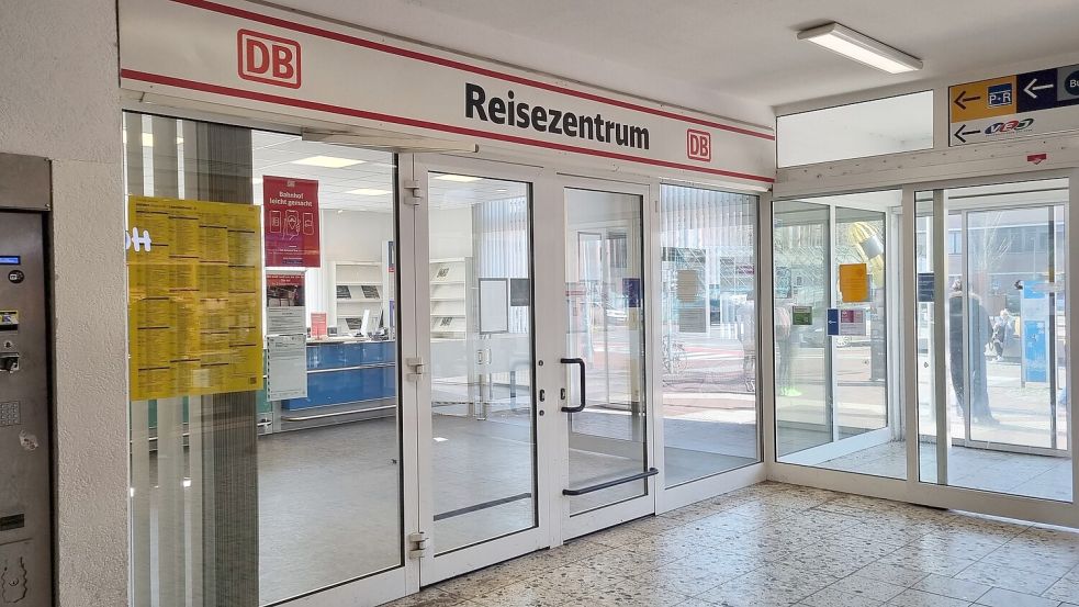 Das Reisezentrum ist im Leeraner Bahnhof direkt neben dem Eingang. Foto: Bothe