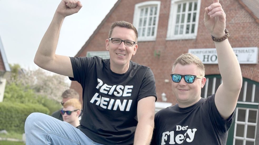 Mario Anacker (links), alias „Reiseheini“, und Stefan Fletemeyer, alias „Flety“, freuen sich über den tollen Erfolg ihres Party-Songs „Dorfschlüpfer“. Foto: Janßen