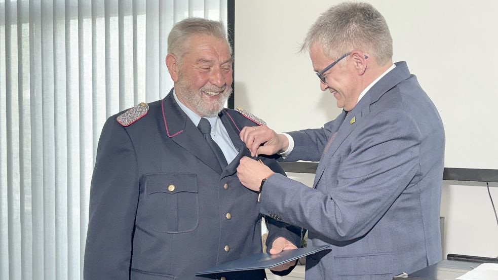 Landrat Olaf Meinen (rechts) zeichnete Karl Kettler im Namen des Bundespräsidenten mit dem Bundesverdienstkreuz aus. Foto: Rebecca Kresse