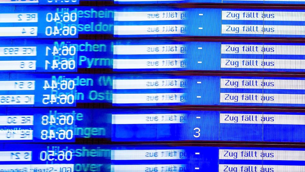 „Zug fällt aus“ ist auf einer Anzeige im Hauptbahnhof Hannover zu lesen. 2023 kam das oft vor. Foto: Moritz Frankenberg/dpa