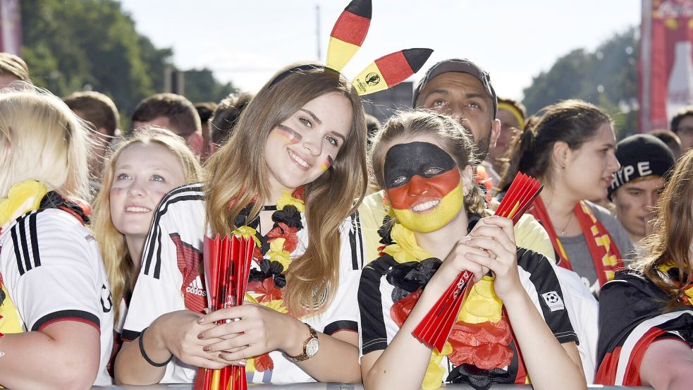 Auf einen erfolgreichen Sommer hoffen die Fußball-Fans in Deutschland. Auch in Emden wird ein Public Viewing angeboten. Foto: Imago