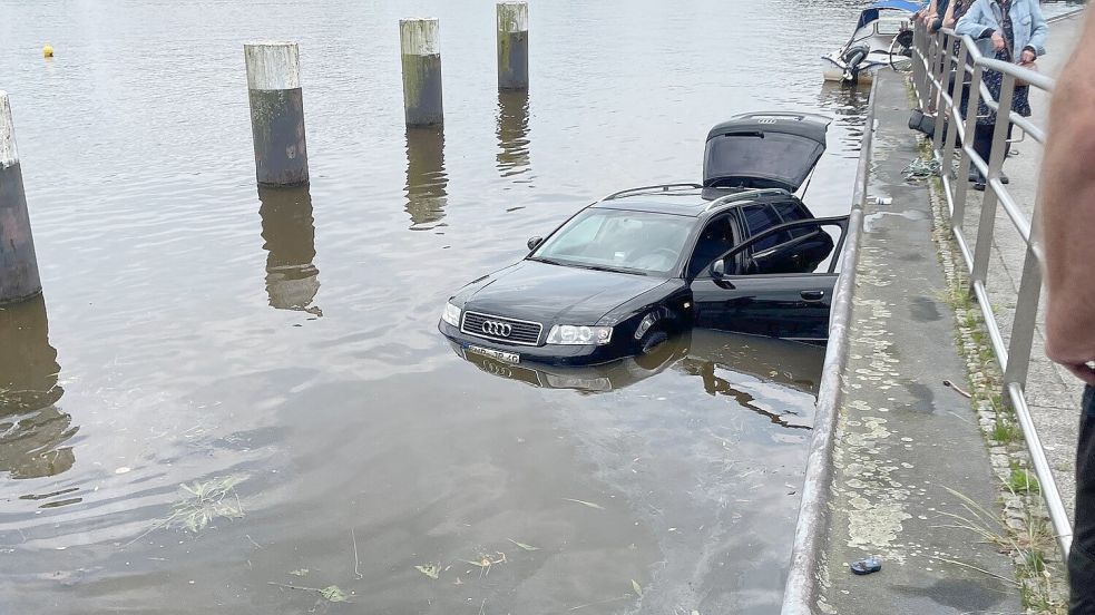 Der Wagen rutschte beim zu Wasser lassen eines Spoortbootes ins Hafenbecken. Foto: Wachbereitschaft Emden