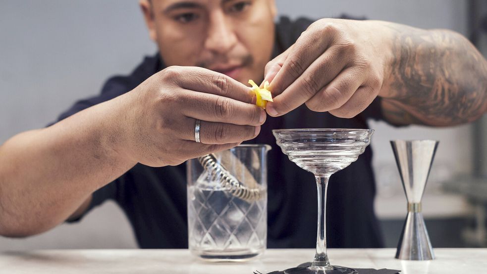 Um einen leckeren Cocktail zu zaubern, muss man kein ausgebildeter Barkeeper oder Mixologe sein. Foto: IMAGO/Westend61