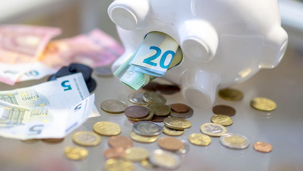 Laut einer Umfrage will oder kann fast jeder fünfte Erwachsene in Deutschland kein Geld auf die hohe Kante legen. Foto: Hendrik Schmidt/dpa