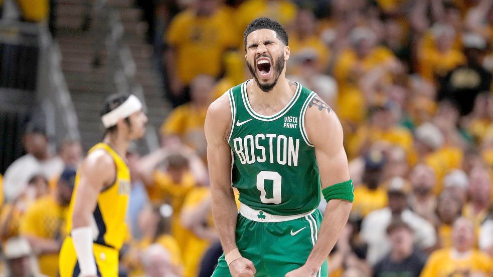 Die Boston Celtics um Jayson Tatum waren das beste Team der regulären NBA-Saison und ziehen bislang auch souverän durch die Playoffs. Foto: Michael Conroy/AP