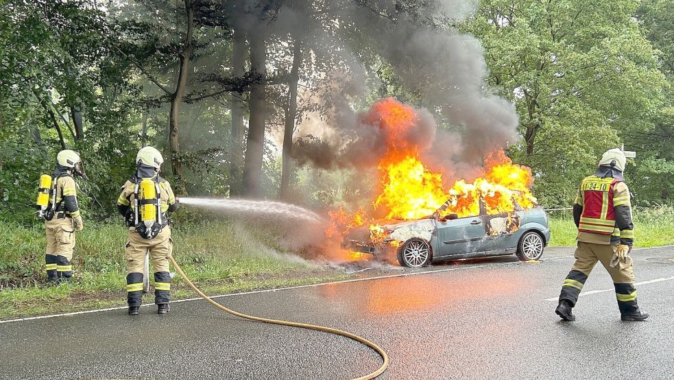 Zu einem brennenden Auto rückte die Barßeler Feuerwehr am Samstagmorgen nach Harkebrügge aus. Foto: Maren Schröder / Feuerwehr