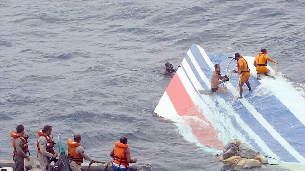 Ein Wrackteil der abgestürzten Air-France-Maschine AF447 wird von einem Rettungsteam der brasilianischen Marine im Atlantik geborgen. Foto: epa/dpa