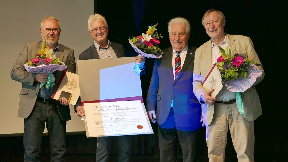 Landschaftspräsident Rico Mecklenburg (2. von rechts) übergab beim „Oll‘ Mai“ die Auszeichnungen an Herbert Müller (rechts), Dr. Paul Weßels (2. von links) und Tom Bohmfalk (links). Foto: Jürgens