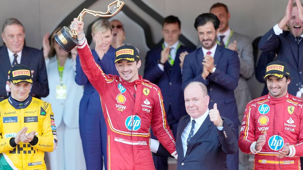 Der Ferrari-Pilot Charles Leclerc feiert nach seinem Heimsieg mit Fürst Albert II. von Monaco auf dem Podium. Foto: Luca Bruno/AP/dpa