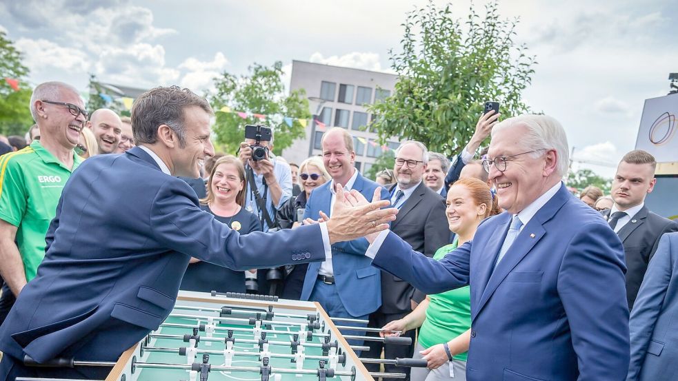 Auf eine Runde Tischkicker: Der französische Präsident Emmanuel Macron gemeinsam mit Bundespräsident Frank-Walter Steinmeier beim Demokratiefest in Berlin. Foto: Michael Kappeler/dpa