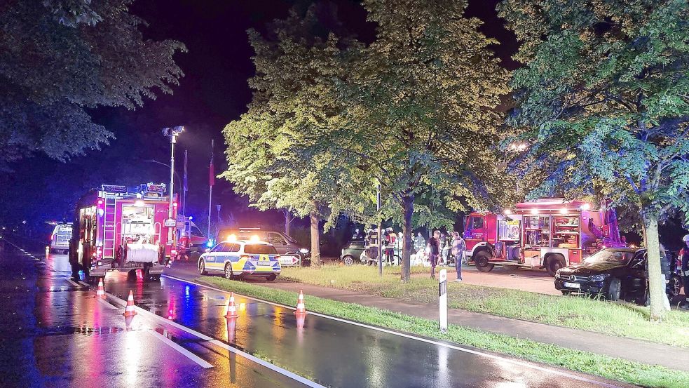 In der Nacht wurden Feuerwehr und Polizei zu einem Unfall in Wiesmoor gerufen. Foto: Jan-Marco Bienhoff