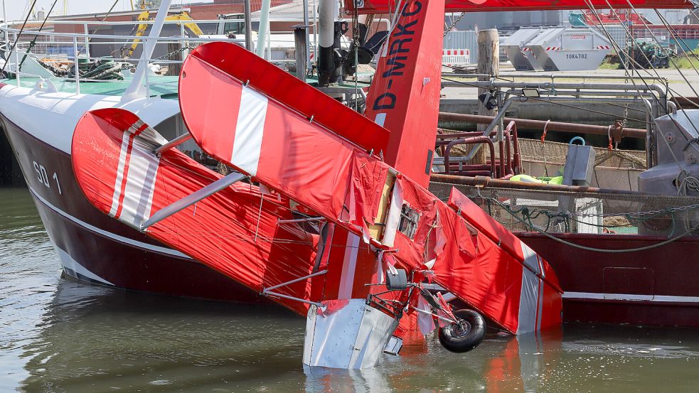 Doppeldecker-Flugzeug im Schlepptau: Der Büsumer Fischkutter war am Sonntag in anderer Mission unterwegs. Foto: Florian Sprenger