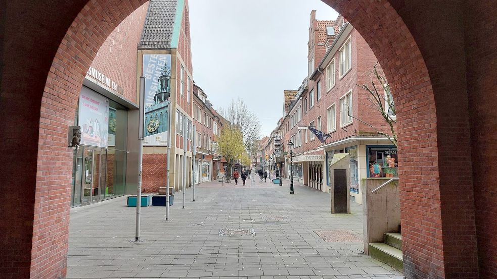 Die Fußgängerzone der Brückstraße erreicht man, wenn man durch den Rathausbogen spaziert. Fotos: Hanssen