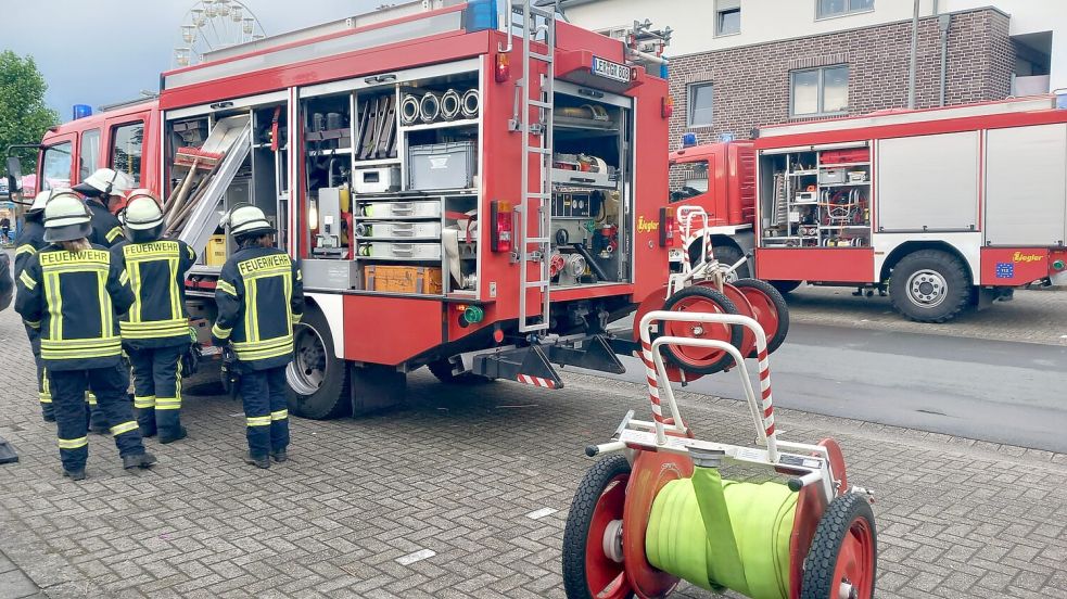 Die Freiwillige Feuerwehr Rhauderfehn rückte am Sonntagabend zu einem Einsatz an der Straße Am Markt aus. Dort hatte es einen Wasserschaden gegeben. Foto: Scherzer