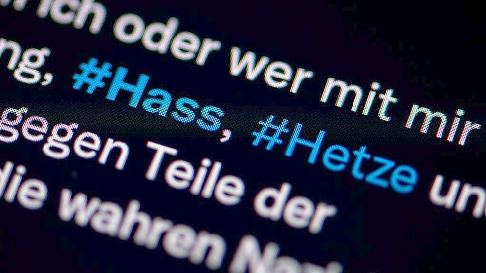Auf dem Bildschirm eines Smartphones sieht man die Hashtags (#) Hass und Hetze in einem Twitter-Post. Symbolfoto: DPA