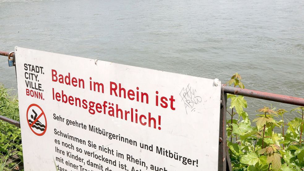 Die Stadt Bonn warnt die Menschen vor den Gefahren beim Schwimmen im Rhein. Foto: Roland Weihrauch/dpa
