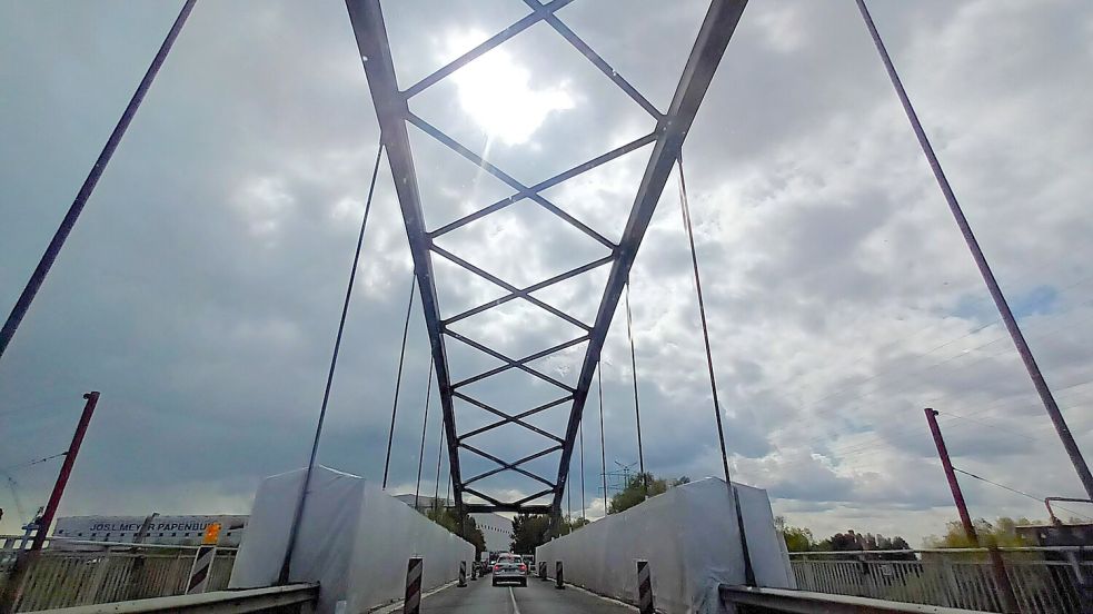 Die Emsbrücke nah der Meyer-Werft ist derzeit nur einspurig. Foto: Vogt