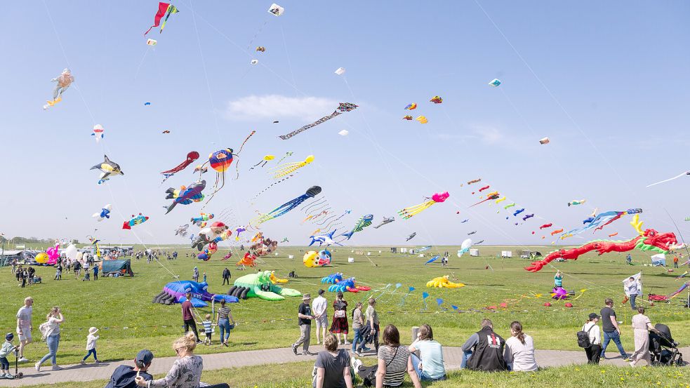 Das Drachenfest in Dornumersiel hat am Mittwoch begonnen – der Himmel war voller Lenkdrachen. Foto: Mittwollen/dpa