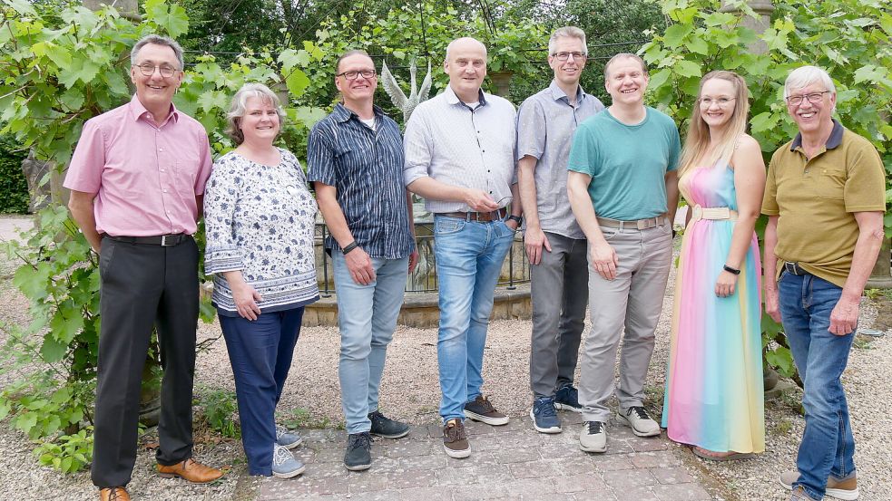 Dr. Frank Simon (von links) ist neuer Vorsitzender des Elternvereins für krebskranke Kinder und ihre Familien in Ostfriesland. Im Vorstand stehen ihm als Stellvertreter Doreen Hesse-Oeltjen aus Emden und Johann Groenewold aus Upgant-Schott zur Seite. Kassenwart ist Ralf Peters aus Aurich und Schriftführer Sven Süssen aus Südbrookmerland. Beisitzer sind Torsten Schulze aus Aurich sowie Carina Hartmann und Dieter Seemann, beide aus Moormerland. Foto: privat