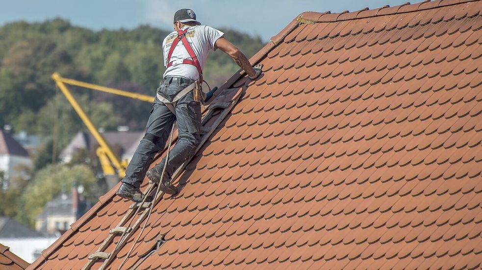 Echte Dachdecker arbeiten deutlich anders als die „fliegenden Dachdecker“. Symbolfoto: Pixabay