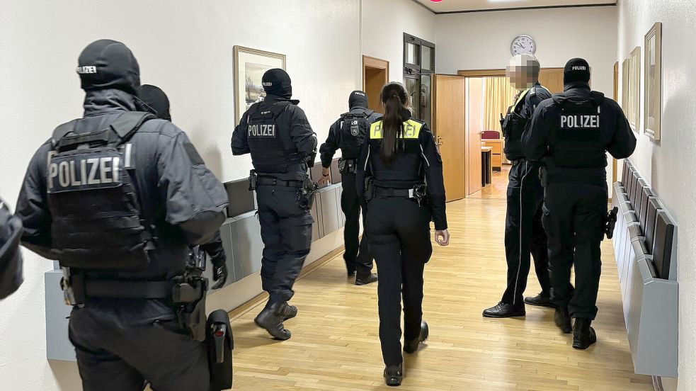 Vermummt und bewaffnet: Zahlreiche Sicherheitskräfte waren zum Prozessbeginn ans Amtsgericht Norden bestellt worden. Foto: Rebecca Kresse