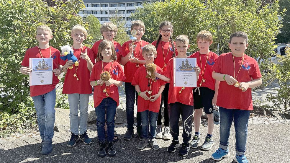 Ein zweiter Platz und ein Rang im Mittelfeld: Die Finkenburgschule hat allen Grund, auf ihren Schachnachwuchs stolz zu sein. Neun Jungen und ein Mädchen schafften es bis zu den Deutschen Schulmeisterschaften und freuen sich nun über Medaillen, Urkunden und ein erlebnisreiches Wochenende im Sauerland. Foto: privat