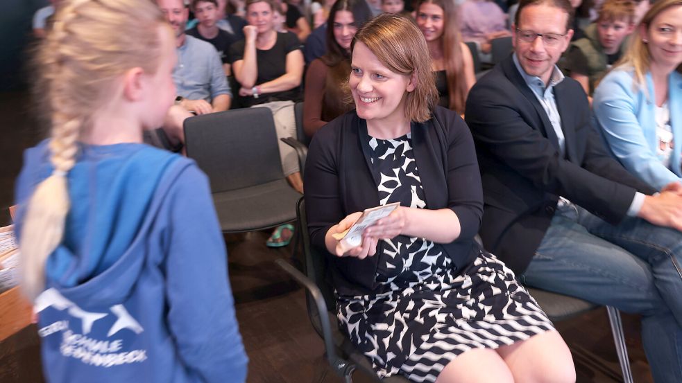 Kultusministerin Julia Hamburg begrüßt eine Schülerin beim Zukunftscamp in Wolfsburg. Foto: privat