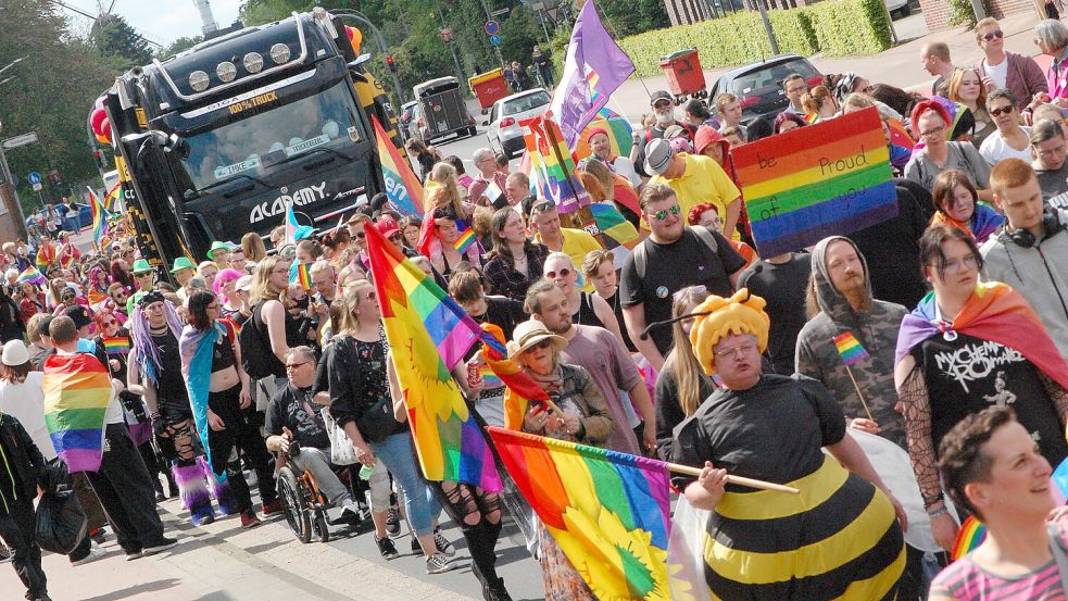 Regenbogenfarben dominieren den Demozug. Fotos: Luppen