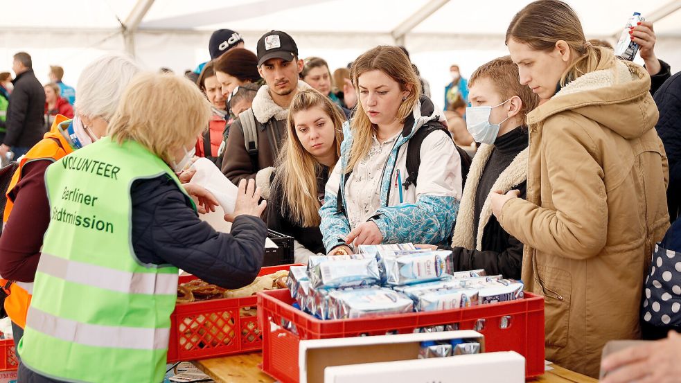 Ehrenamtliche versorgen ukrainische Kriegsflüchtlinge im März 2022. Viele Organisationen beklagen, dass das Engagement abnimmt. Foto: dpa/Carsten Koall