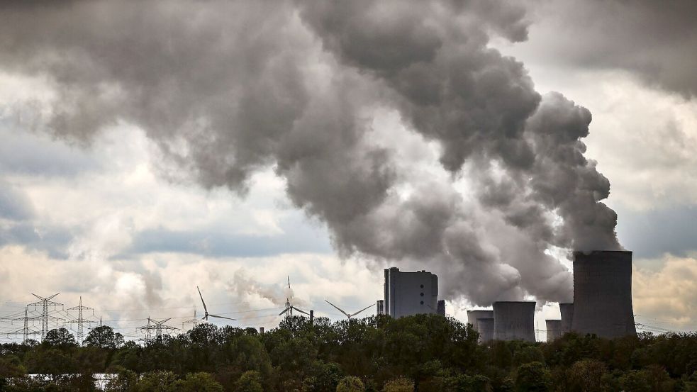 Dampf steigt aus den Kühltürmen des Braunkohlekraftwerks Niederaußem. Foto: Oliver Berg/dpa