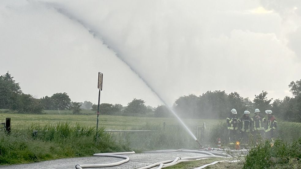 Rund 5000 Liter pumpte die Feuerwehr pro Minuten durch die ihre Schläuche. Foto: Rebecca Kresse