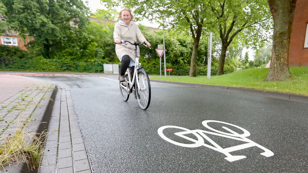 In der Emsstraße weist seit Kurzem ein Piktogramm darauf hin, dass Radsfahrer die Fahrbahn nutzen dürfen. Foto: Romuald Banik