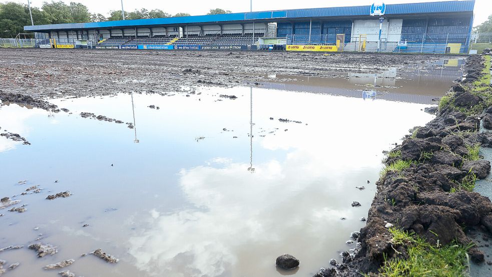 Momentan herrscht Land unter im Ostfrieslandstadion. Foto: Doden/Emden