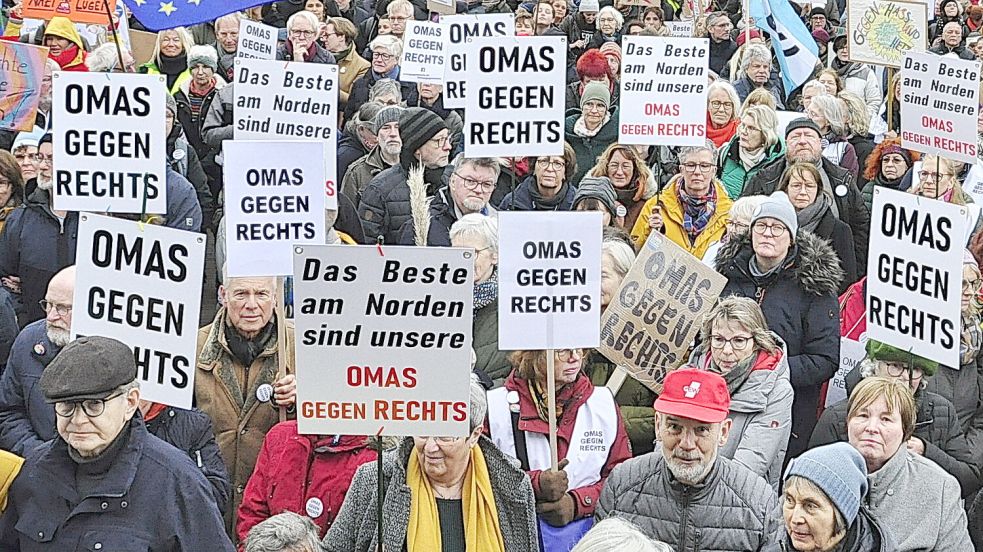 Die „Omas gegen rechts“, hier bei einer Demo im Februar in Leer, rufen zum Protest gegen den AfD-Bürgerdialog in Filsum auf. Foto: Wolters/Archiv