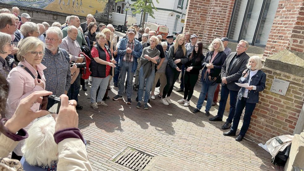 Ungewöhnlich hoher Andrang bei einer Stolpersteinverlegung: Johanna Addickes begrüßt über 100 Gäste. Foto: Schuurman