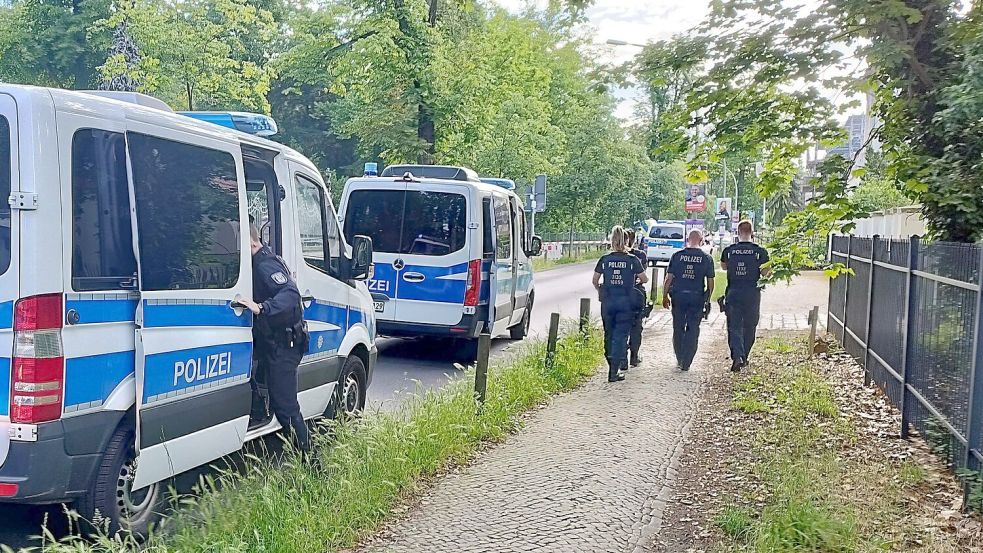 Polizeieinsatz nach der Gewalttat in einer Flüchtlingsunterkunft in Potsdam. Foto: Christian Pörschmann/reporternet24/dpa