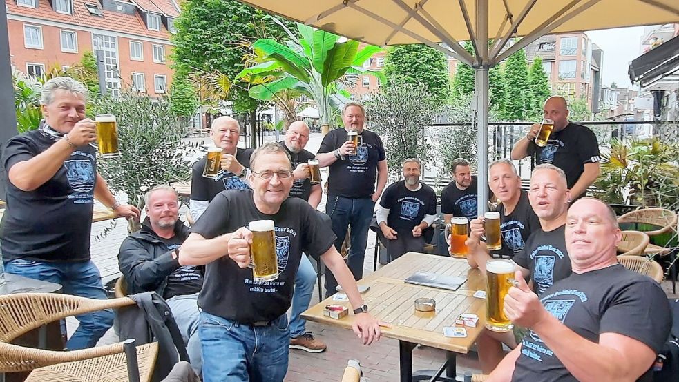 Prost! Ausgangspunkt für die Männer der Emder „T-Shirt-Tour“ ist seit vielen Jahren ein Lokal am Neuen Markt. Dieses Foto entstand 2022. Vorne in der Mitte des Bildes ist Mitbegründer Stefan Winter. Foto: Privat