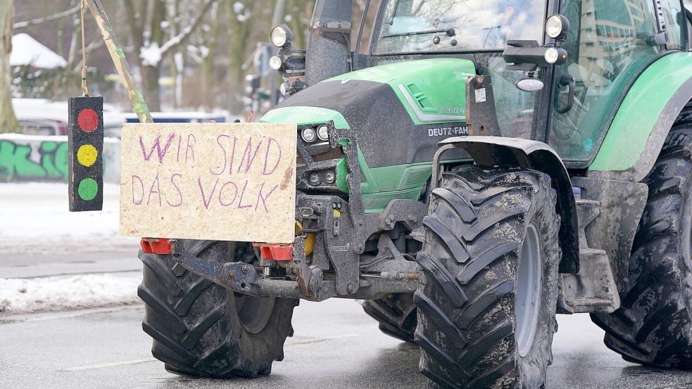 Mit einer Ampel am Galgen demonstrierte dieser Landwirt beim Bauernprotest in Hamburg gegen die Agrarpolitik. Foto: Marcus Brandt/dpa