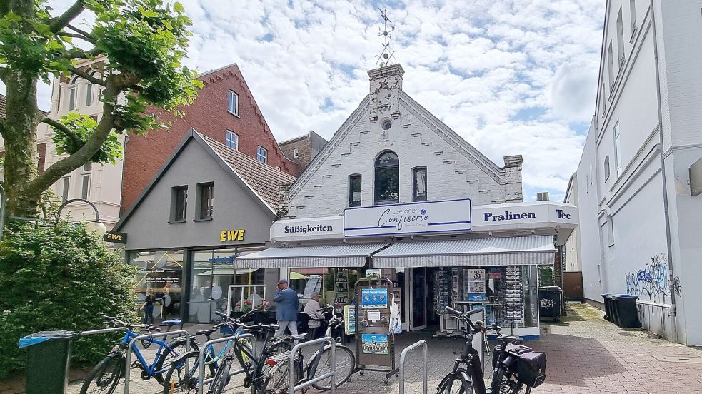 Das Haus in der Mühlenstraße 98, in dem sich jetzt die Leeraner Confiserie befindet, gehörte früher der jüdischen Familie de Vries. Die Gebäude der anderen jüdischen Familien, an die jetzt gedacht wird, existieren hingegen nicht mehr. Foto: Bothe