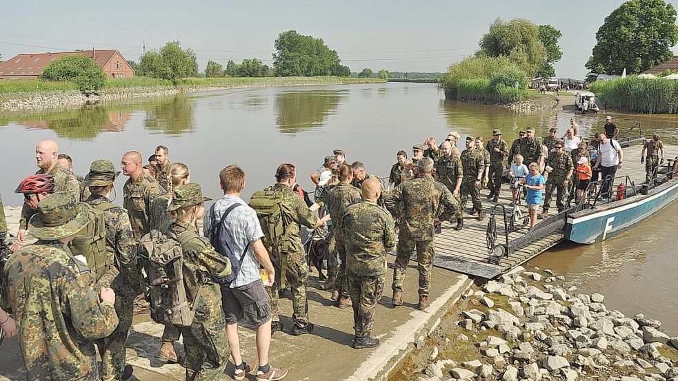 Während des Marsches wird mit der Pünte die Jümme überquert. Foto: Wolters/Archiv