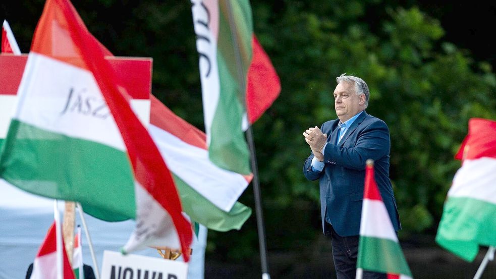 Ungarns Ministerpräsident Viktor Orban spricht in Budapest zu seinen Anhängern. Foto: Denes Erdos/AP/dpa