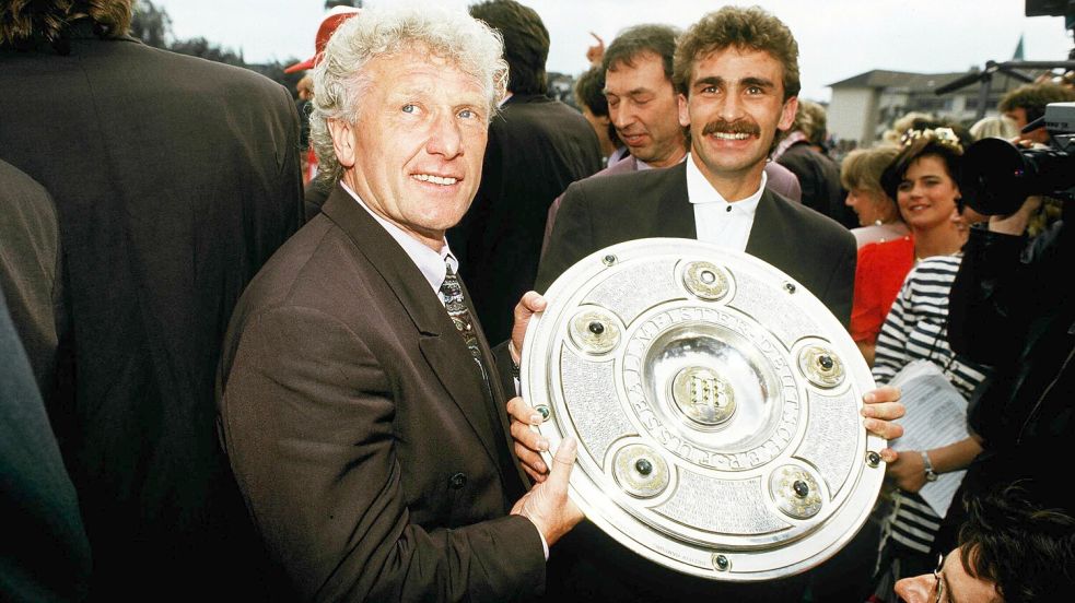 Deutscher Meister mit dem 1. FC Kaiserslautern: FCK-Trainer Karl-Heinz Feldkamp (li.) präsentierte zusammen mit Spieler Stefan Kuntz die Meisterschale. Foto: Imago/Sven Simon