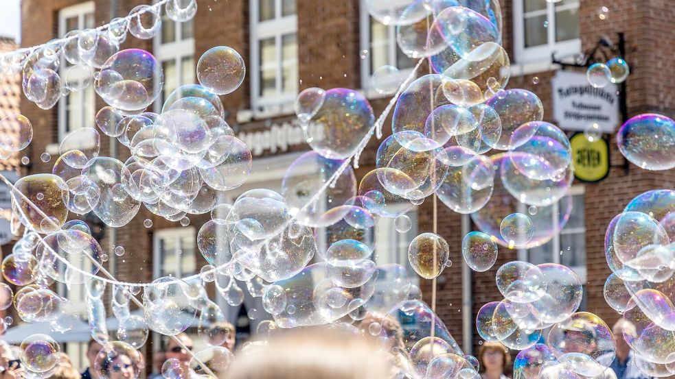 Der "Soap Bubble Artist Elias" verzauberte die Stadt Esens im Vorjahr mit seinen Seifenblasen. Foto: Schöneck/Archiv