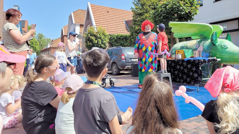Ein Auftritt von Clown Timmy gehört fest ins Programm des Kleinkunstfestivals. Hier im Jahr 2022 bei bestem Sommerwetter. Foto: Ullrich/Archiv