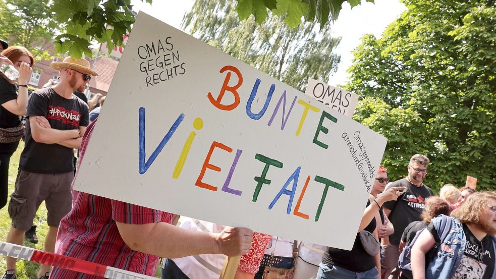 Protest gegen die AfD vor dem Rathaus in Filsum. Foto: Hock