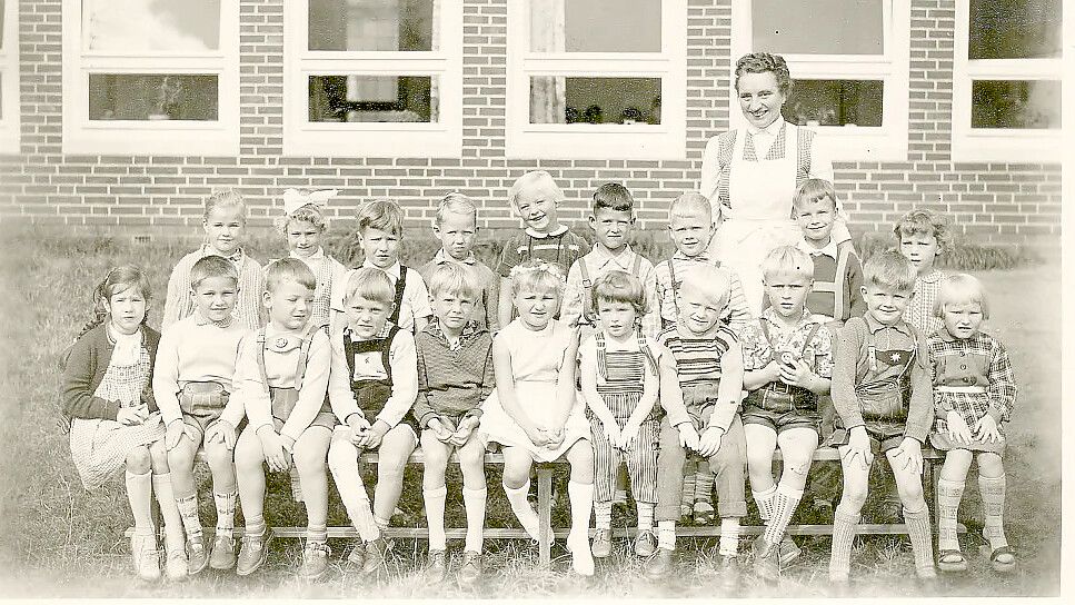 Greta Schoon war gelernte Kindergärtnerin. Das Foto zeigt sie 1961 mit Jungen und Mädchen des evangelischen Kindergartens Hoheellern in Leer. Foto: Stadtarchiv Leer