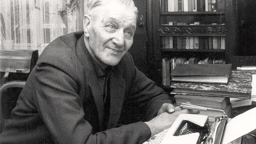 Johann Schoon in seinem Arbeitszimmer. Das Foto entstand 1964. Foto: Archiv Wojak